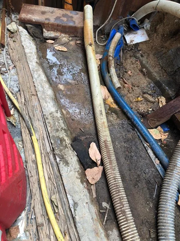 迅成網站維修頁的現場相片，顯示喉管、接駁及周邊環境